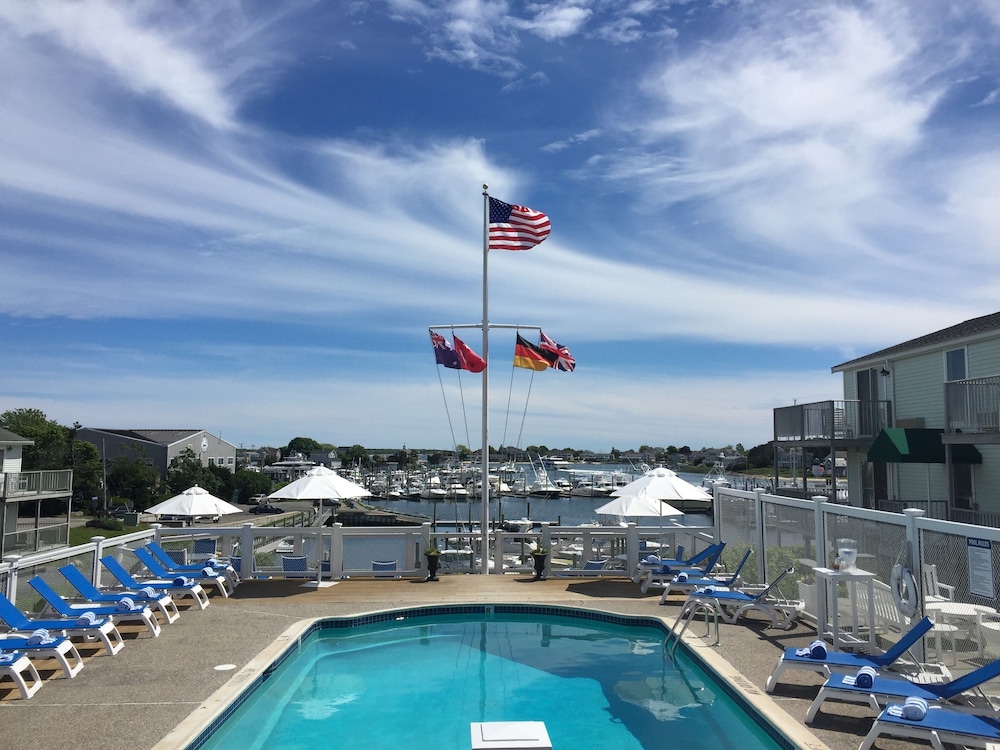 Anchor In Distinctive Waterfront Lodging 55/65