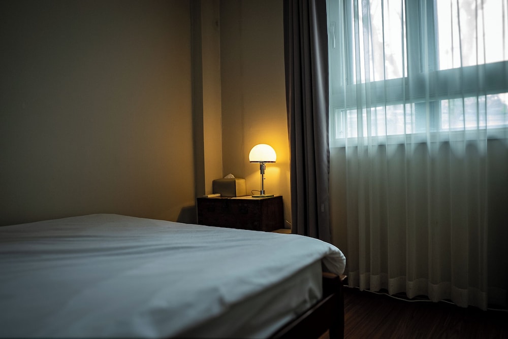 ROOM, DOUBLE BED