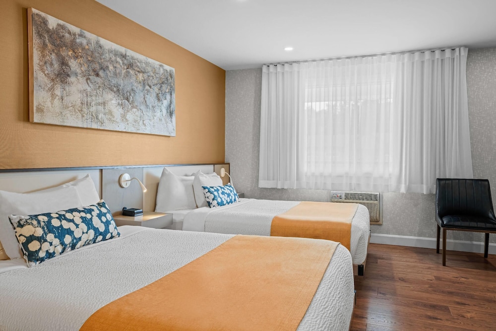 Room, 2 Queen Beds, Days Inn by Wyndham Riviere-Du-Loup 7/9