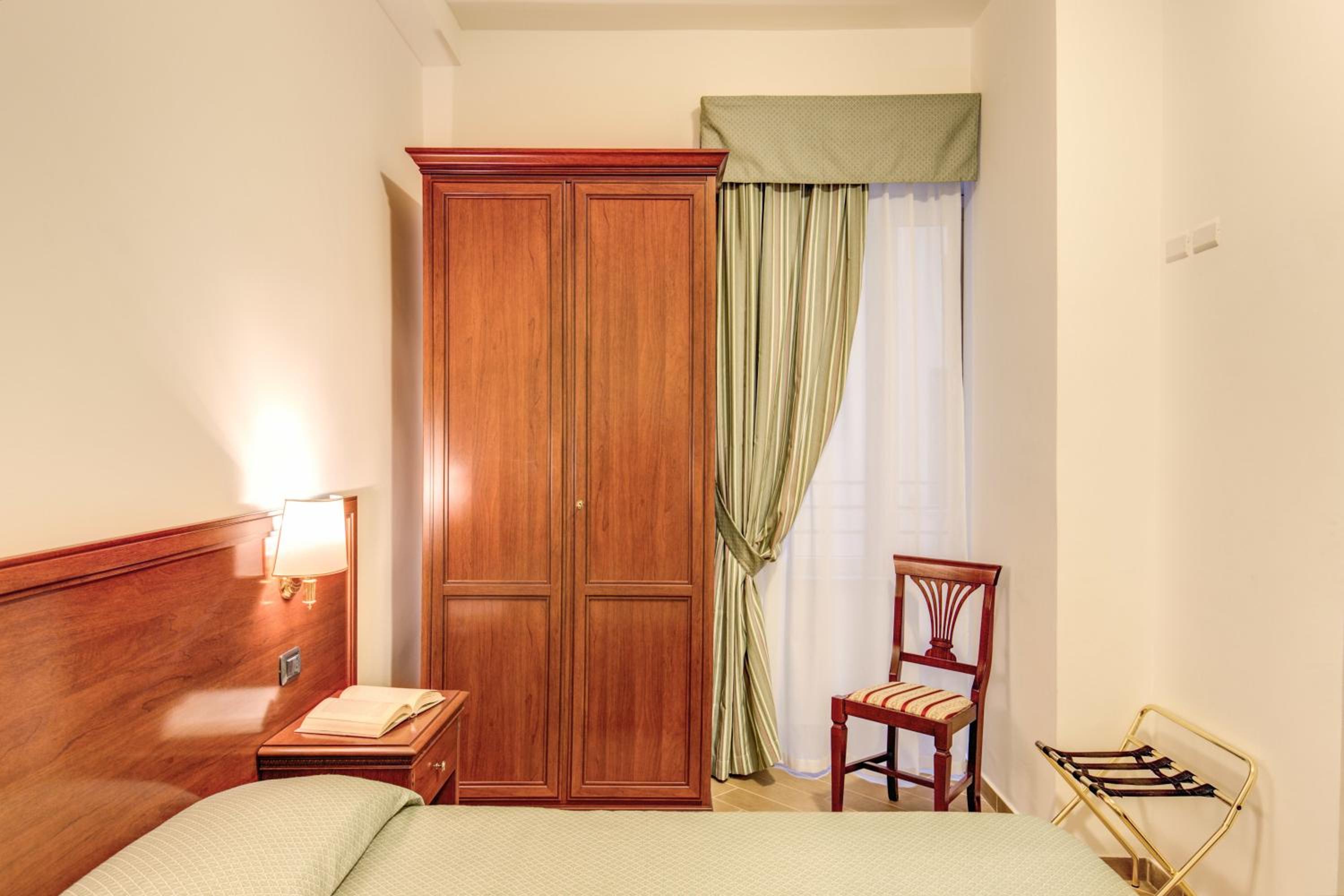 ROOM, TWIN BEDS