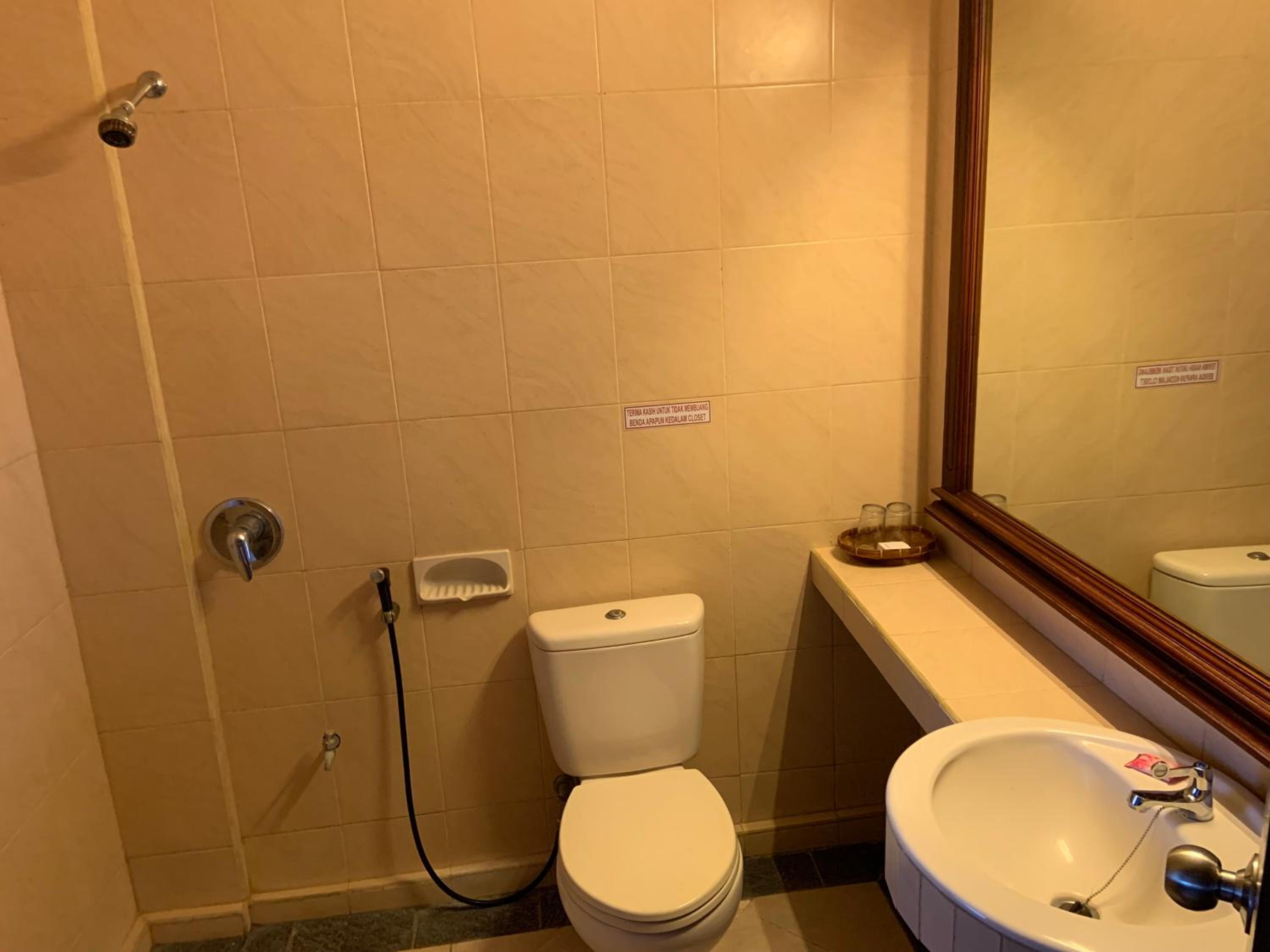 Nirwana Hotel 33/35