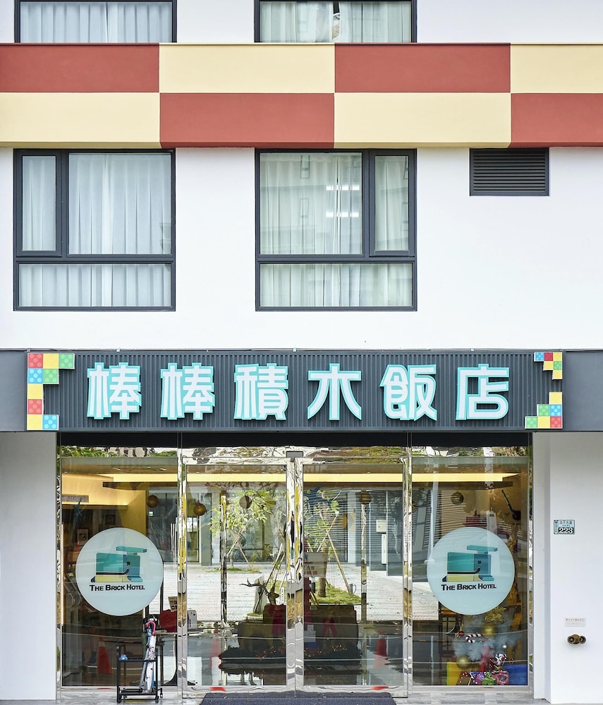 The Brick Hotel 2/35