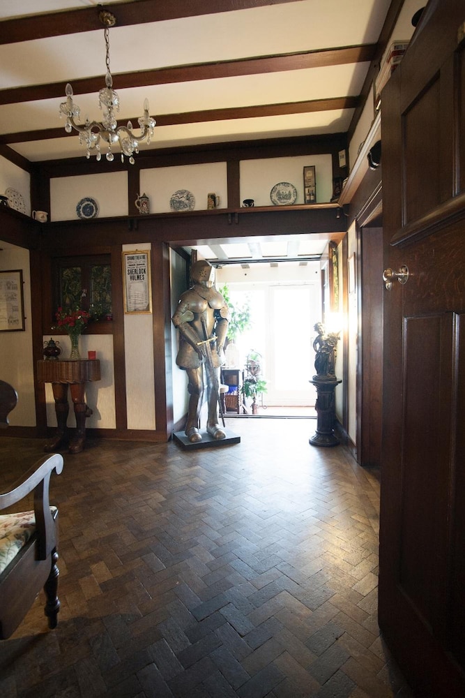 Barons Court Hotel 47/72