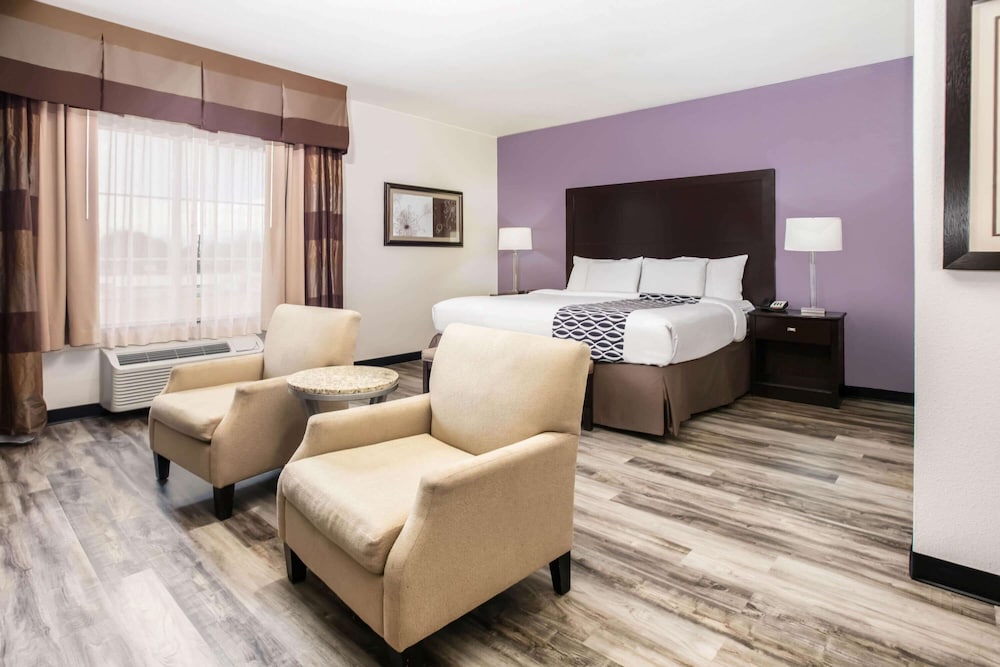 La Quinta Inn and Suites by Wyndham DFW Airport West - Euless 40/65