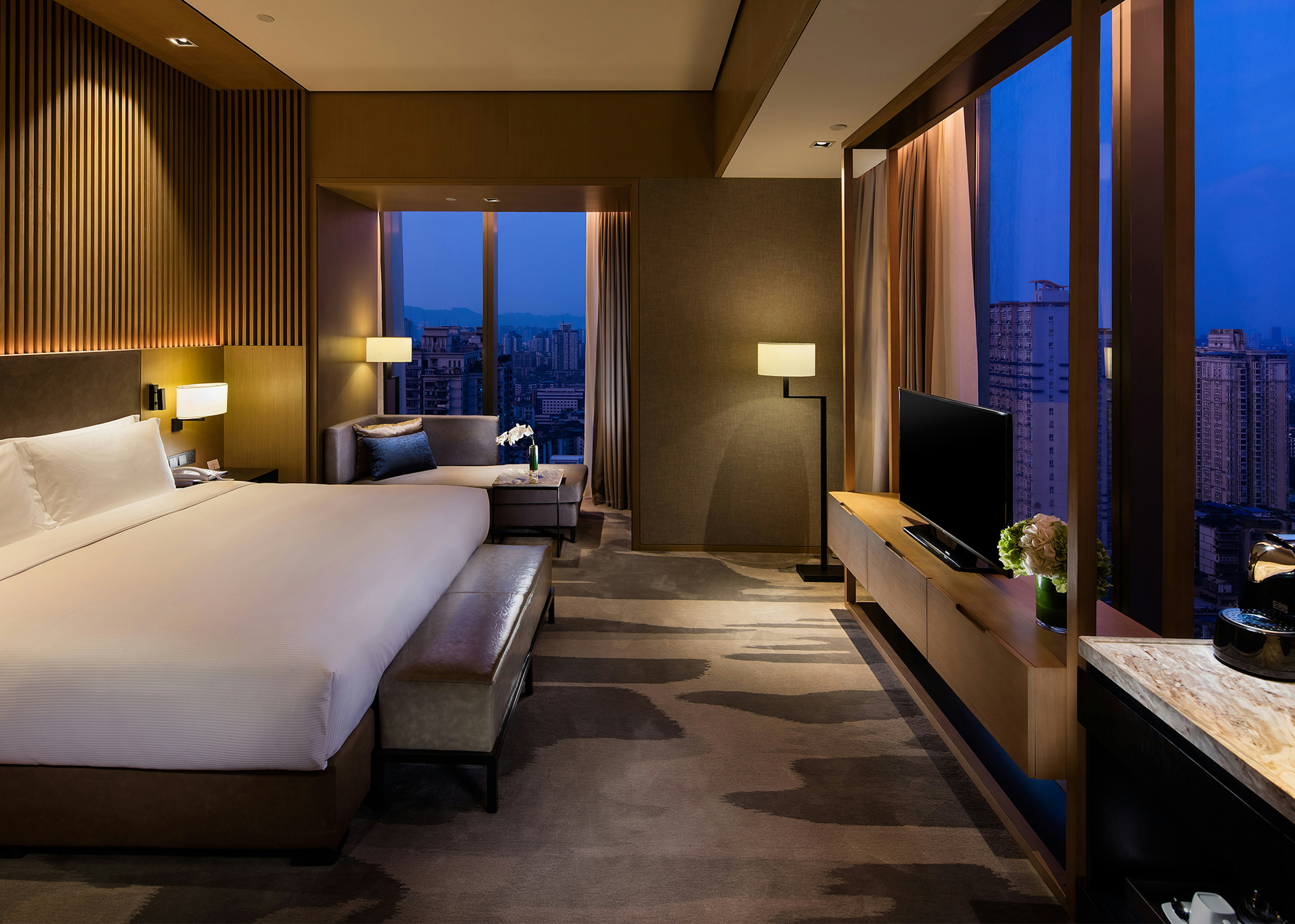 AMBASSADOR, SUITE, KING BED