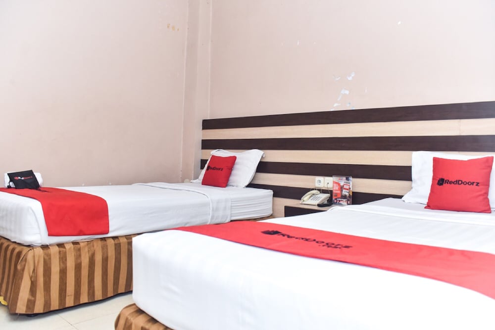 Reddoorz Plus Near Makassar Town Square 10/21