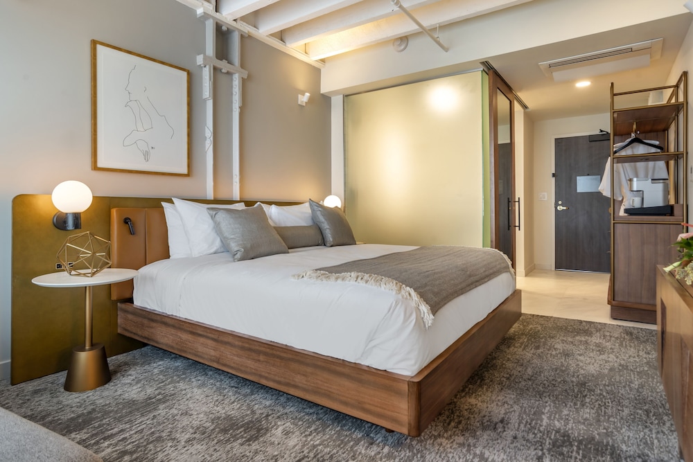 ROOM, KING BED