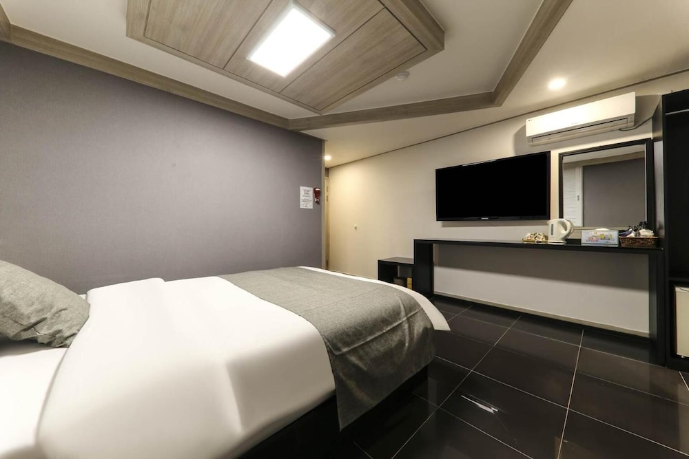 ROOM, DOUBLE BED