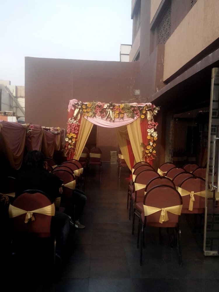 CASPIA HOTEL NEW DELHI SHALIMAR BAGH 51/67