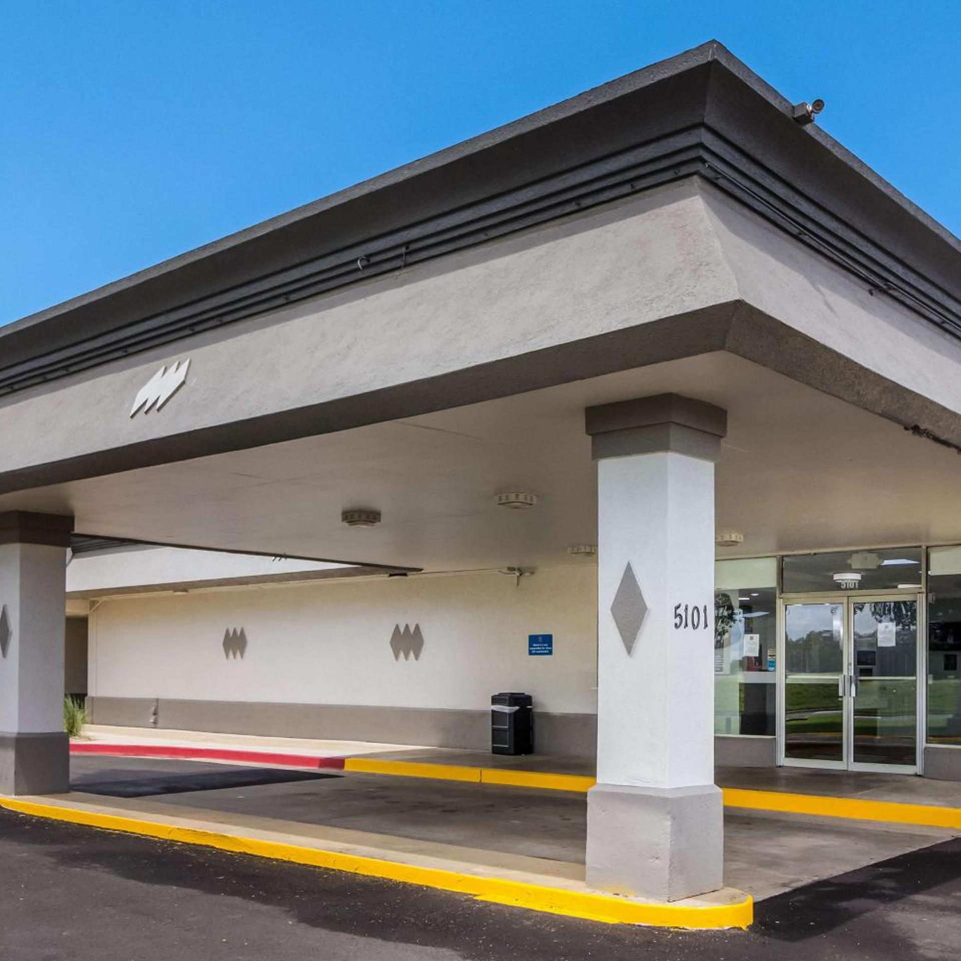 Motel6 Groves, TX 1/44