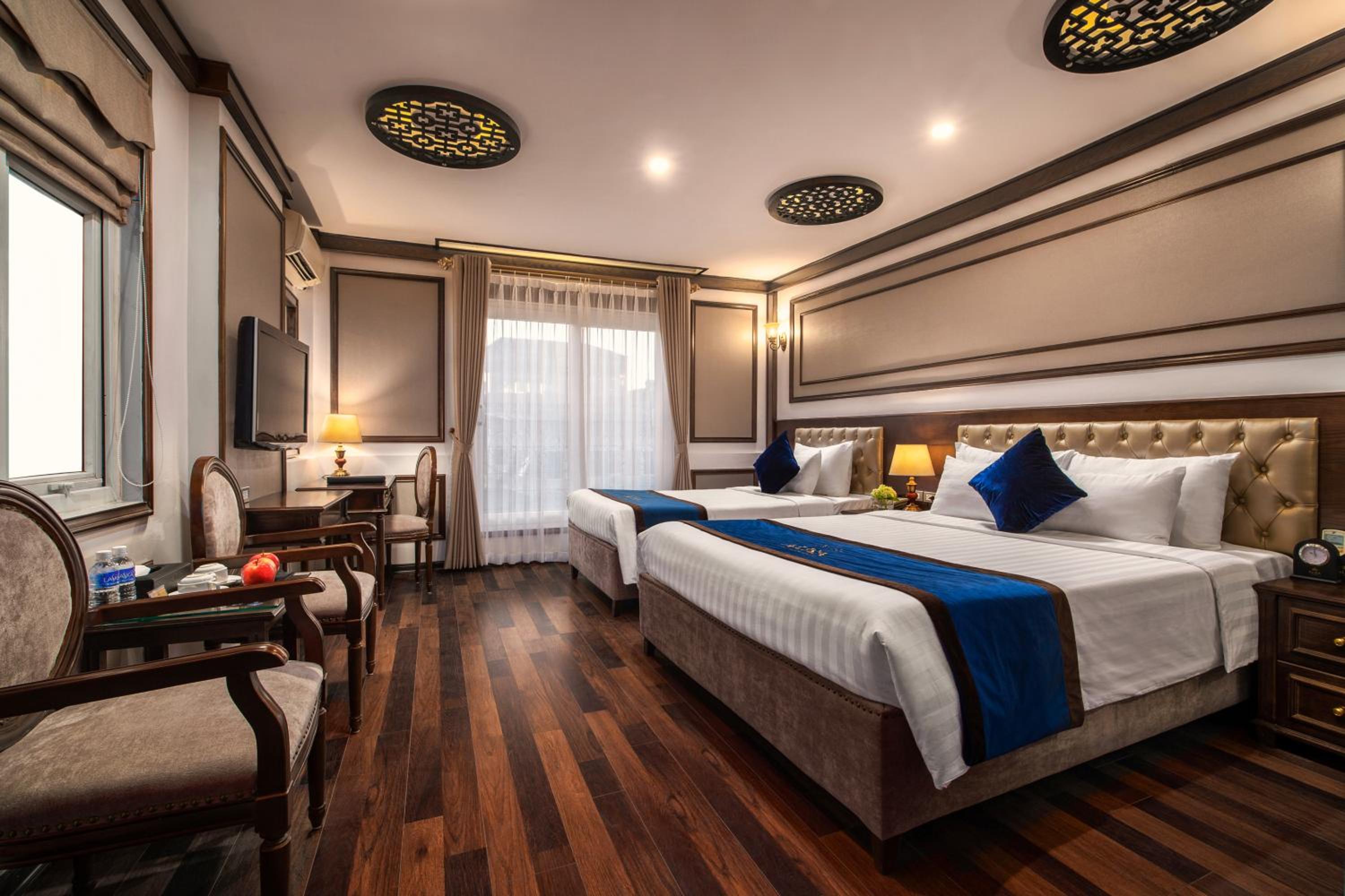 Suite, Queen Bed, Balcony