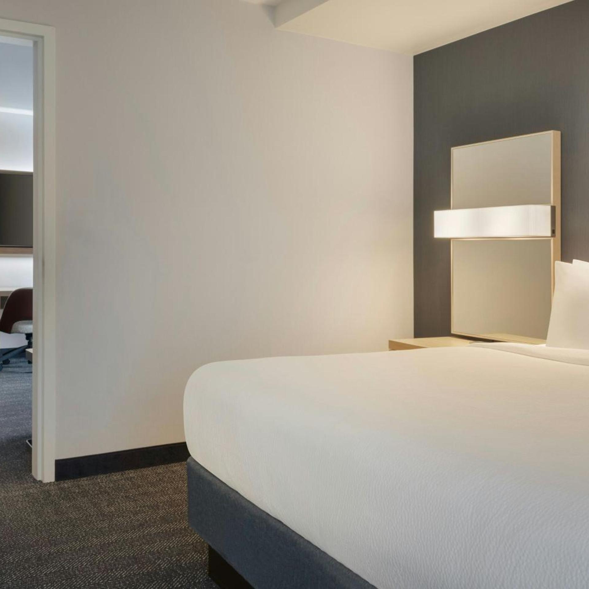جناح تنفيذي بسرير كينج بغرفة نوم واحدة مع أريكة لذوي الإعاقة، Courtyard Redwood City 3/9