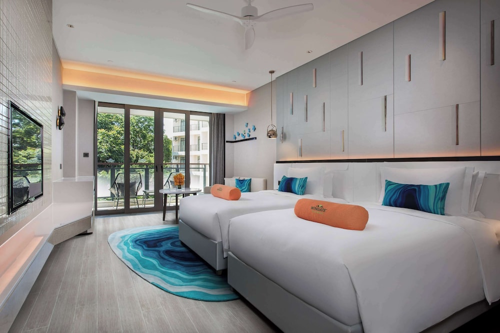 Deluxe, Twin Beds, Mountain View, Smoking