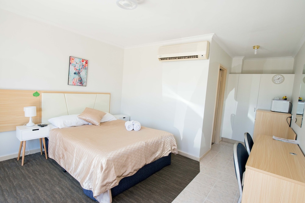 JACKSONS MOTOR INN 23/74