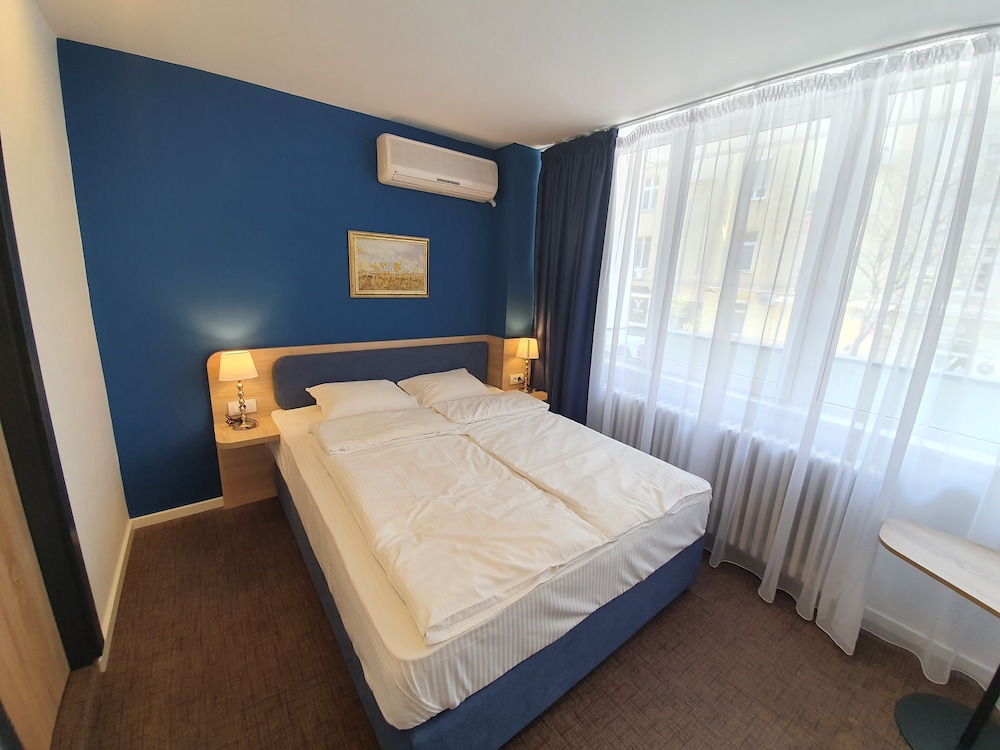 Premium Crown Suites 17/47