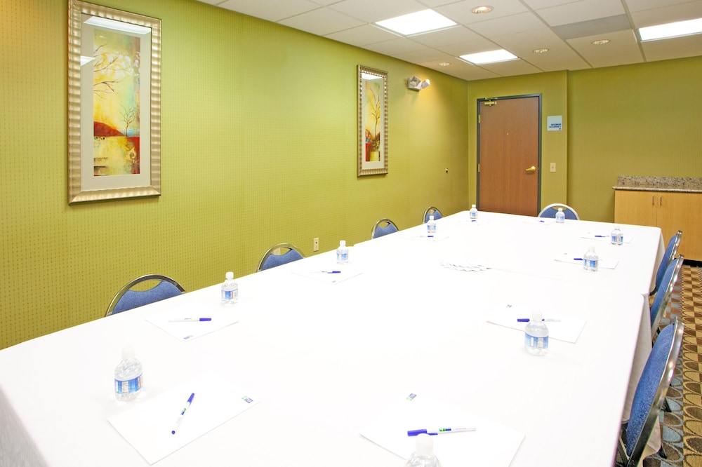 Holiday Inn Express Suites Thornburg S Fredericksburg 56/58
