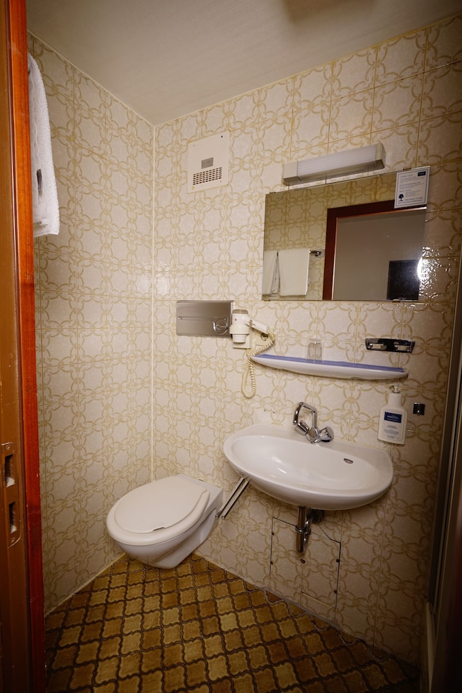 MD-RABE'S HOTEL KIEL 40/49