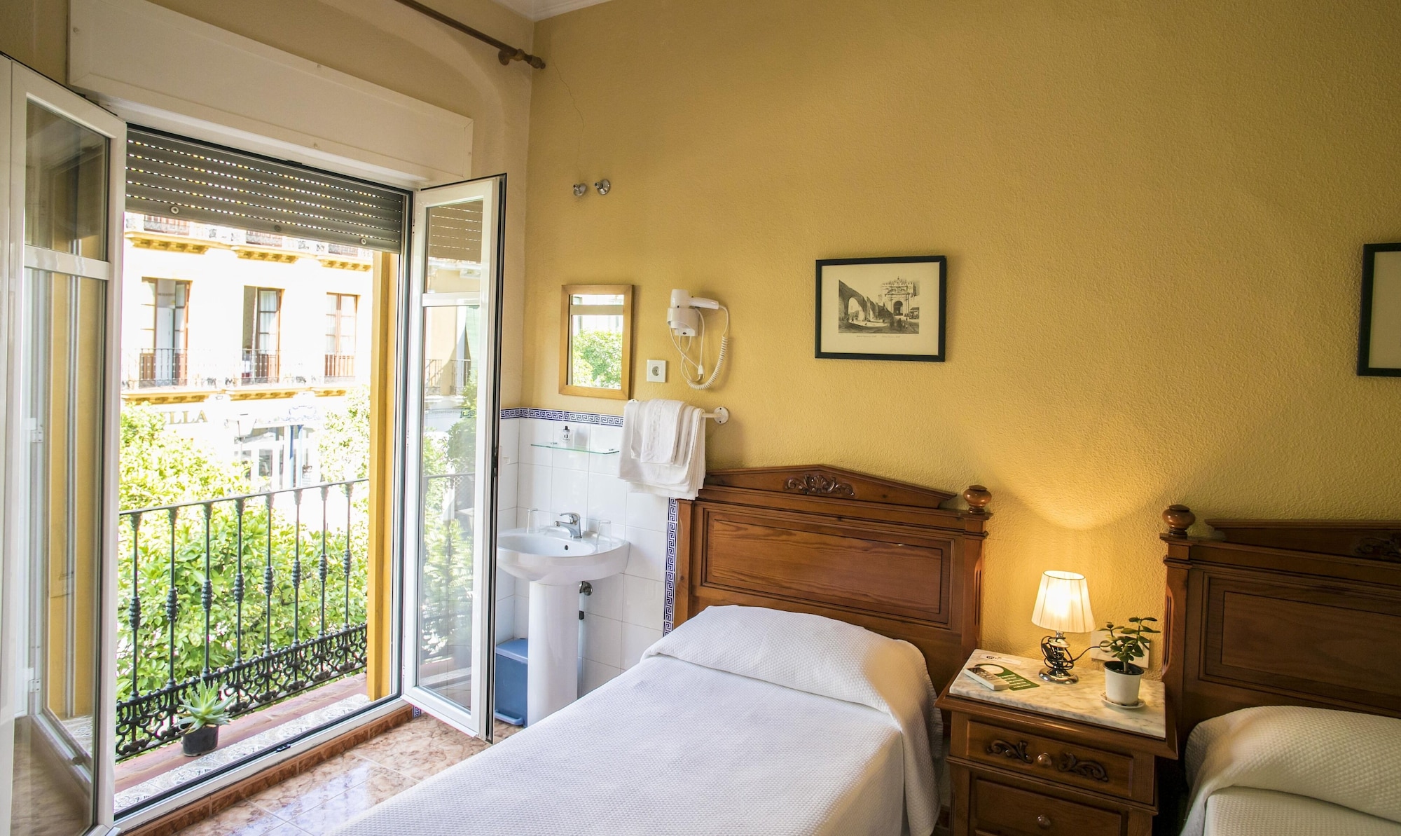 ROOM, DOUBLE BED, SHARED BATHROOM