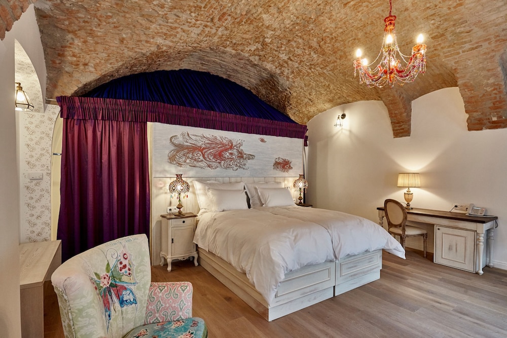 GRAND, TWIN BEDS