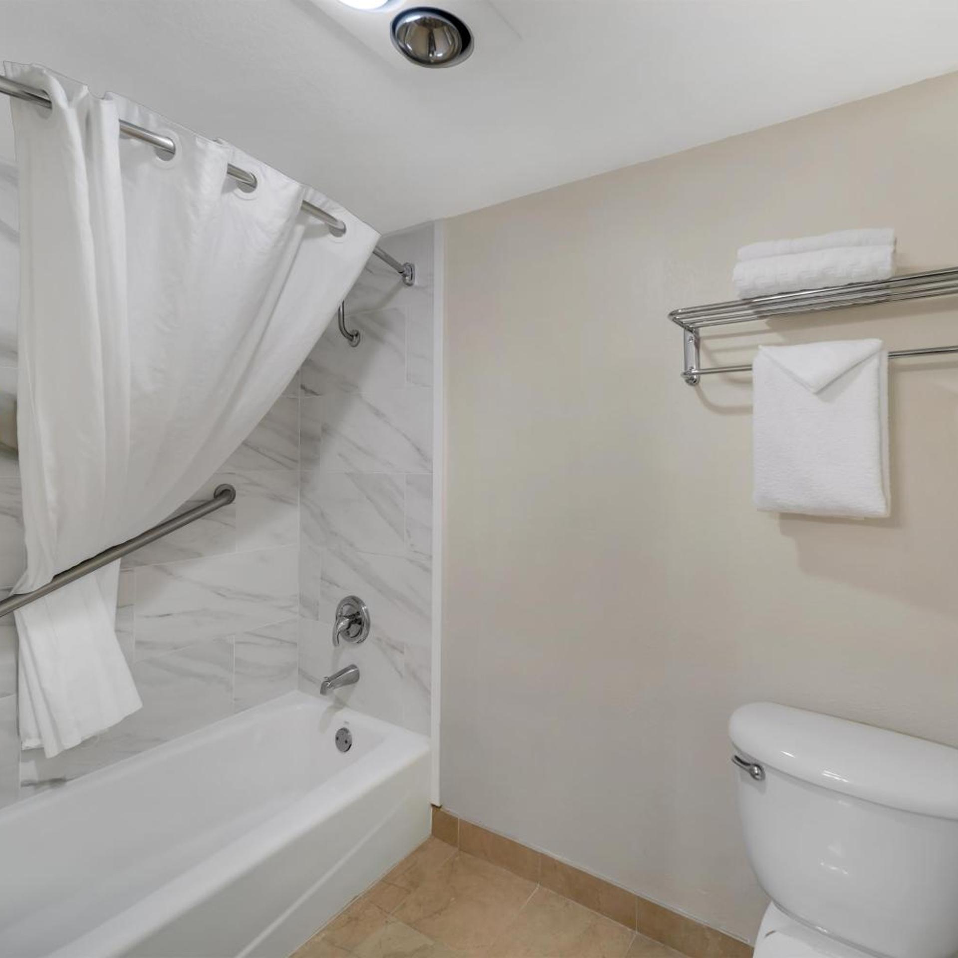 غرفة سوبيريور بسرير كينج، Best Western Plus Northwoods Inn 5/7