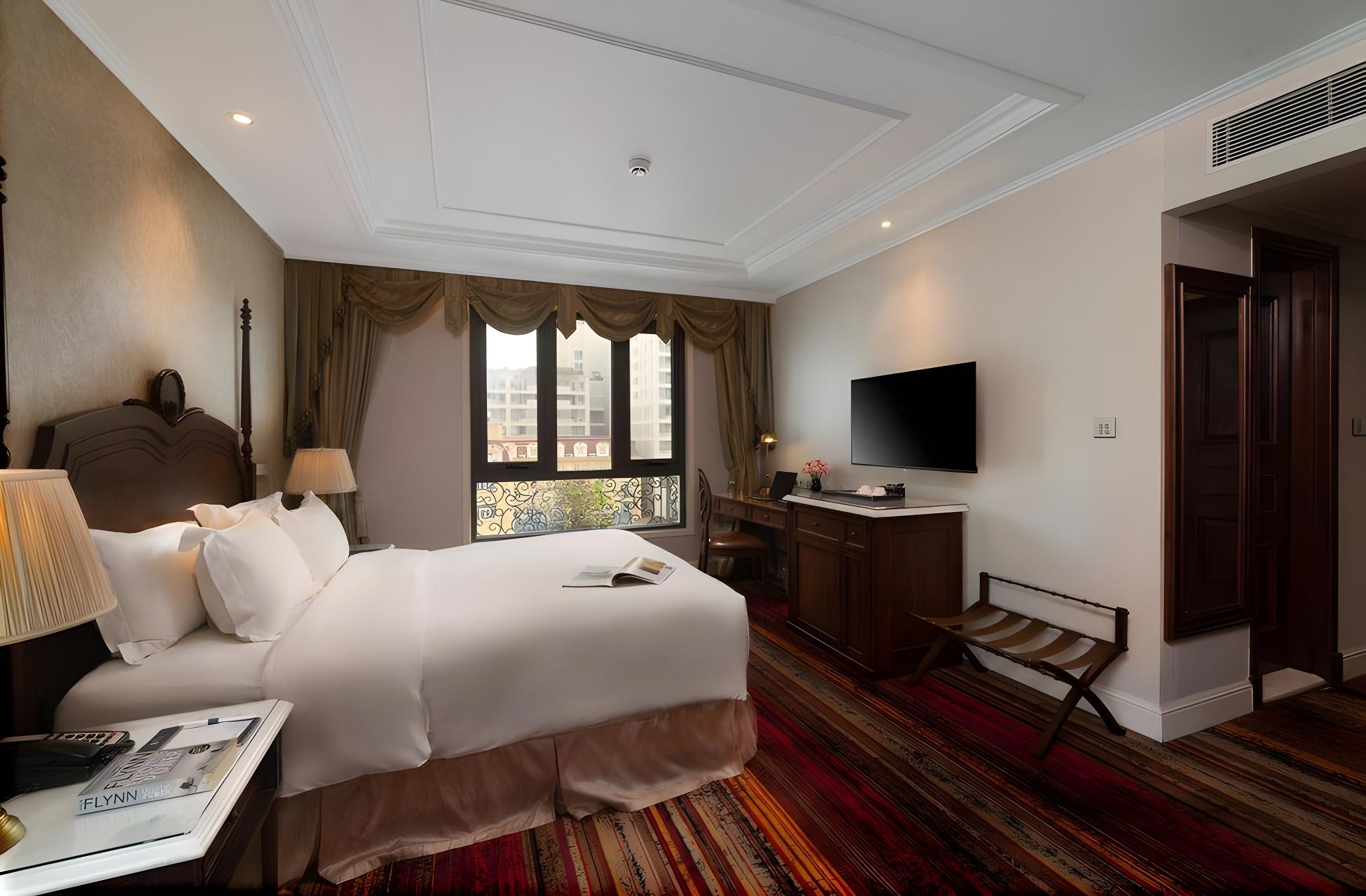 DELUXE ROOM