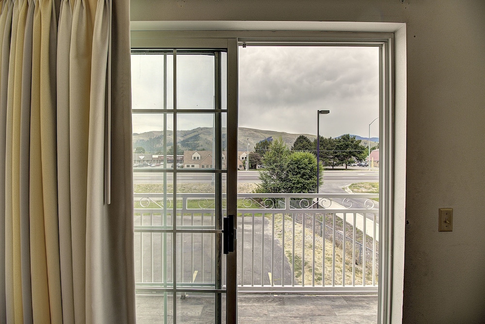 Days Inn & Suites By Wyndham Lolo 18/32