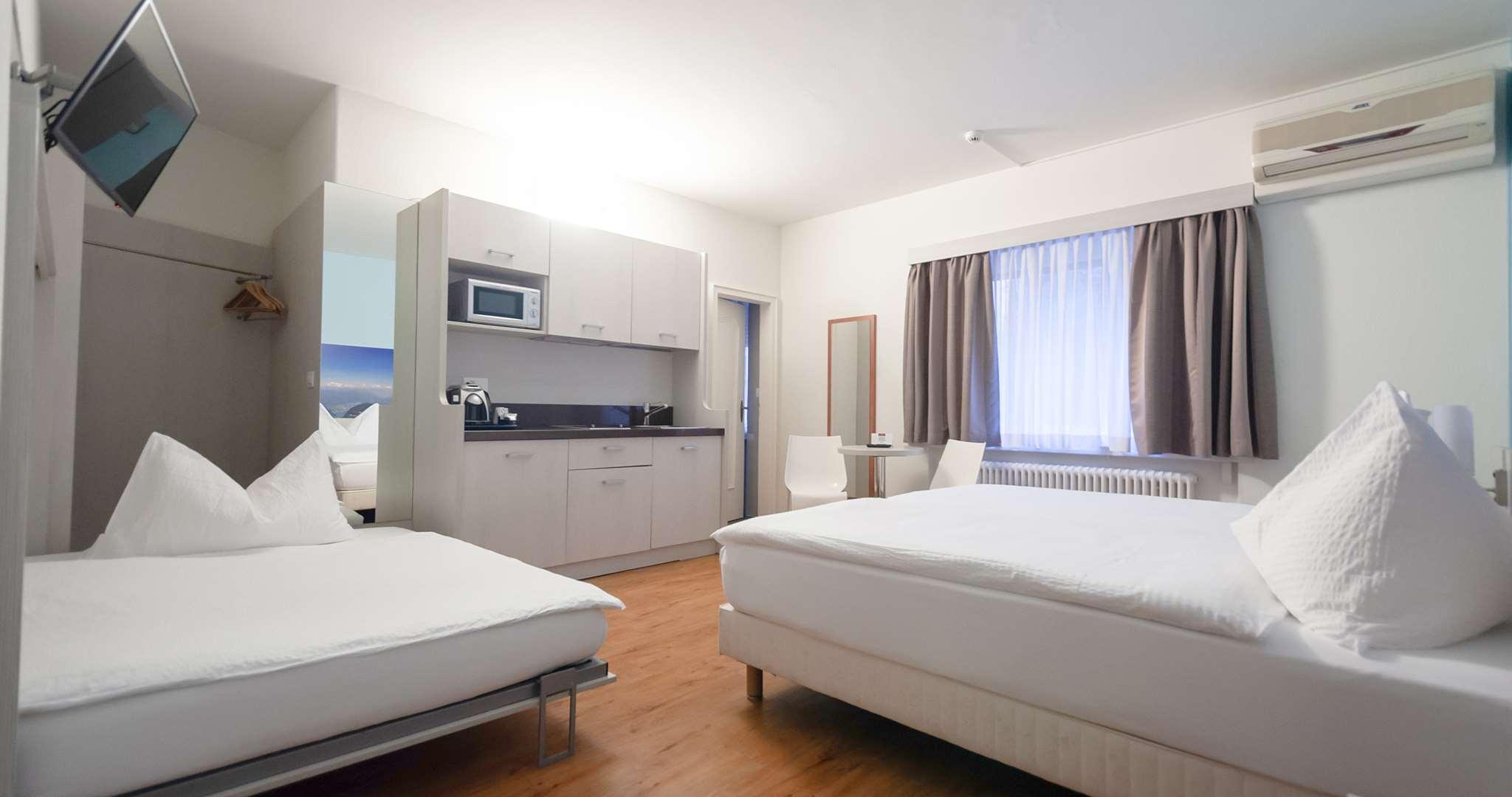 Studio, Double and Twin Beds, Kitchen