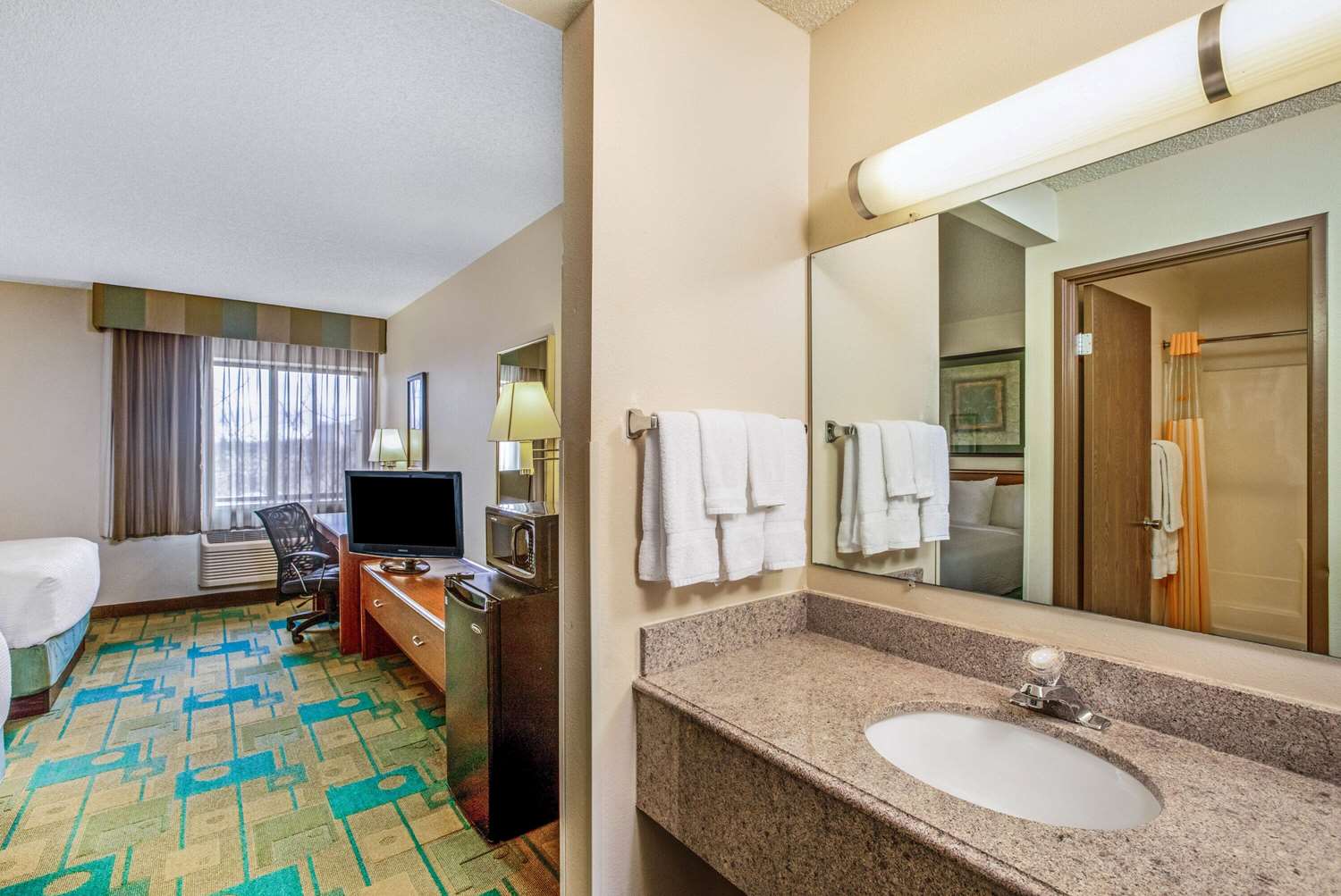 La Quinta Inn & Suites by Wyndham Des Moines West Clive 67/68