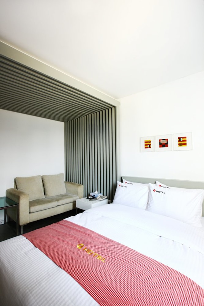 Q Hotel 14/36