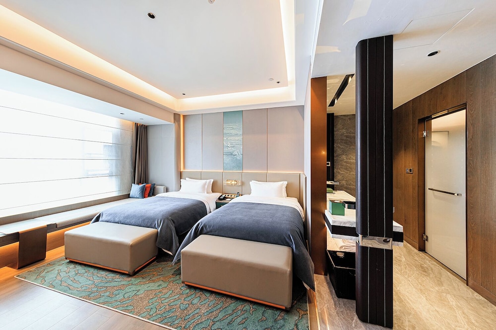 EXECUTIVE, TWIN BEDS