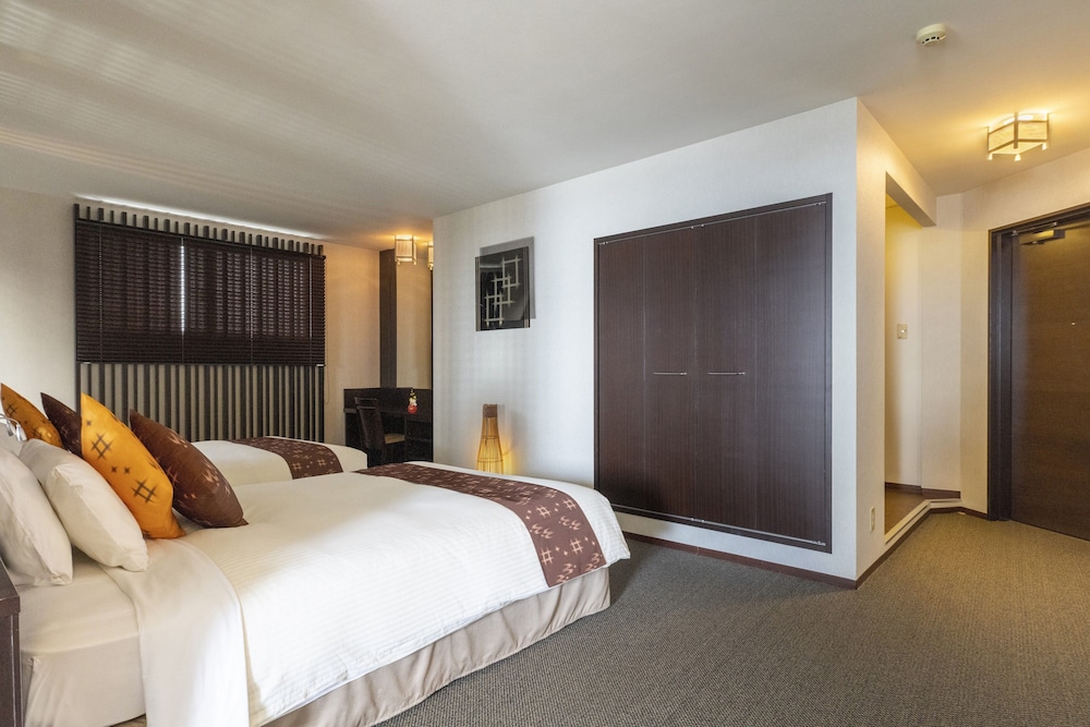 Ambassador, Suite, Twin Beds, Ocean View