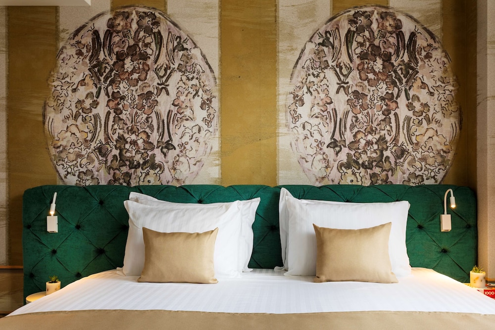 Hotel Gallery 37 22/58