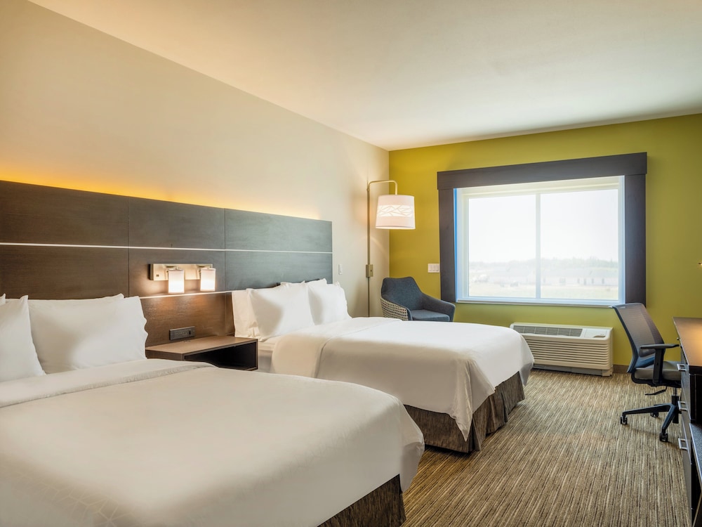 Holiday Inn Express and Suites Watertown 30/74