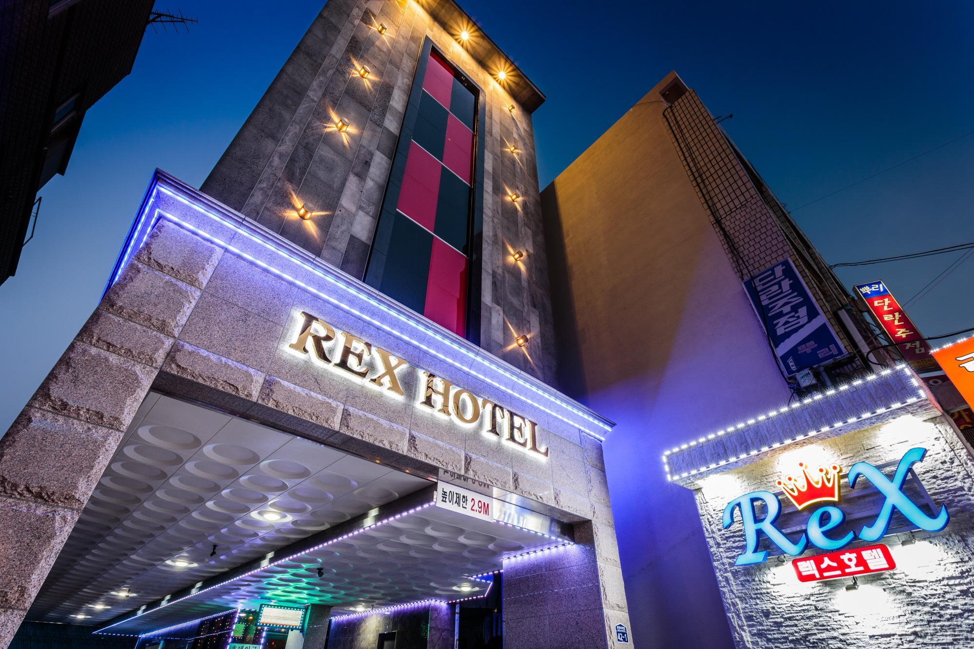 Rex Hotel 4/37