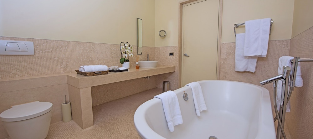 Ajia Hotel 46/50