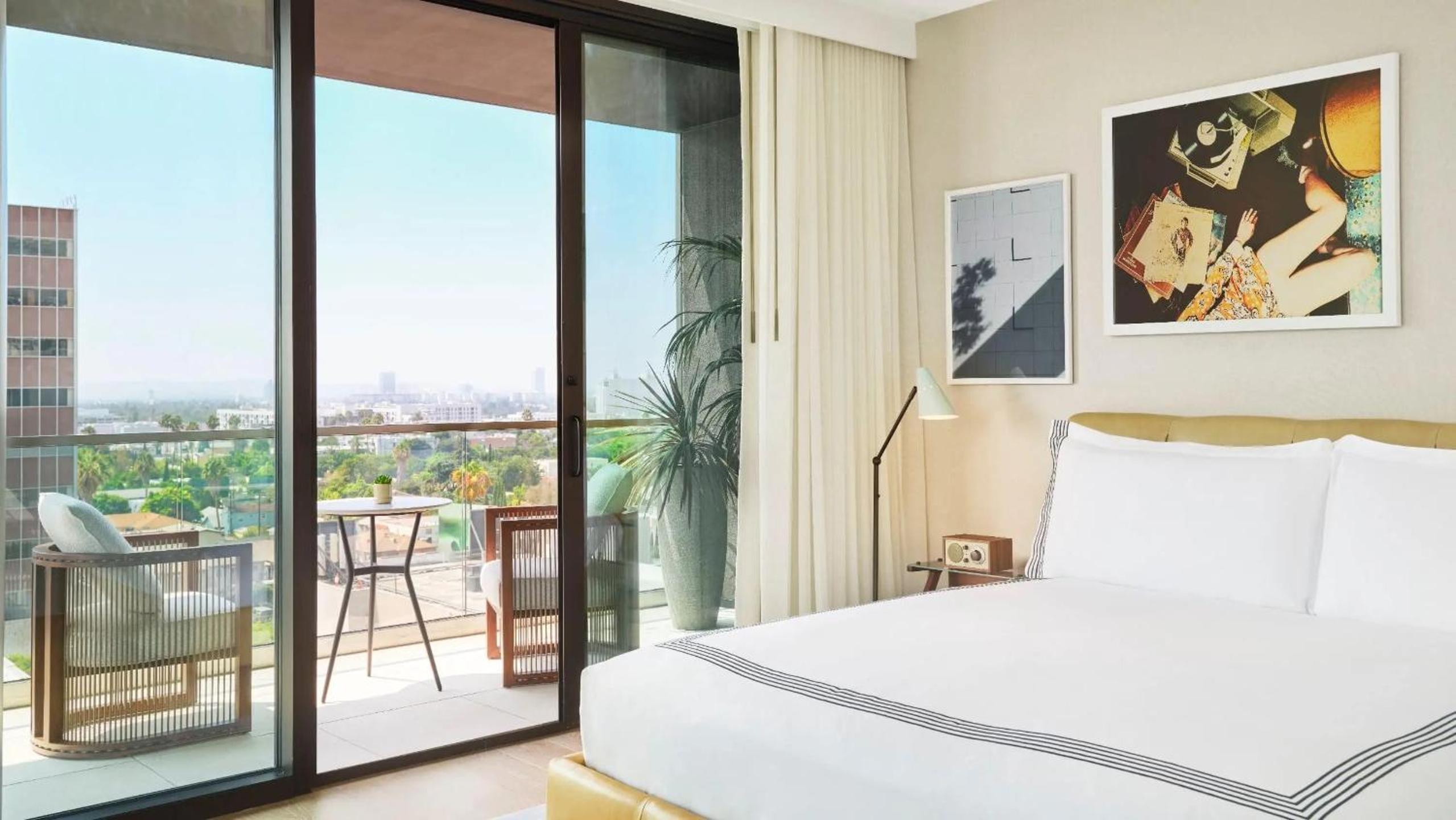 Studio, King Bed, Hollywood Hills View, Sofa, Balcony