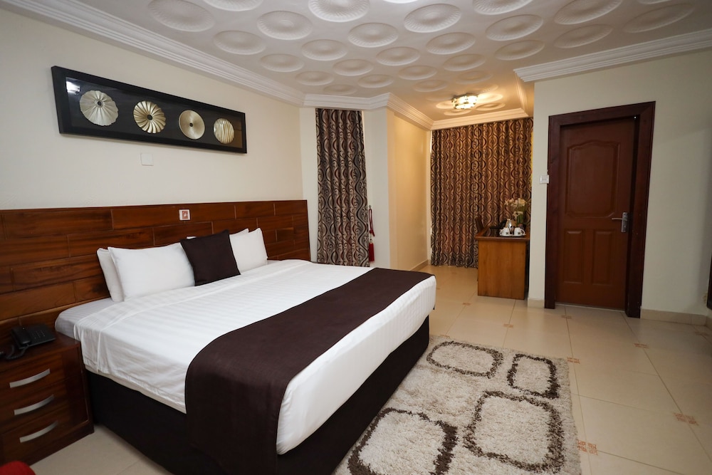 Airport West Hotel 19/75