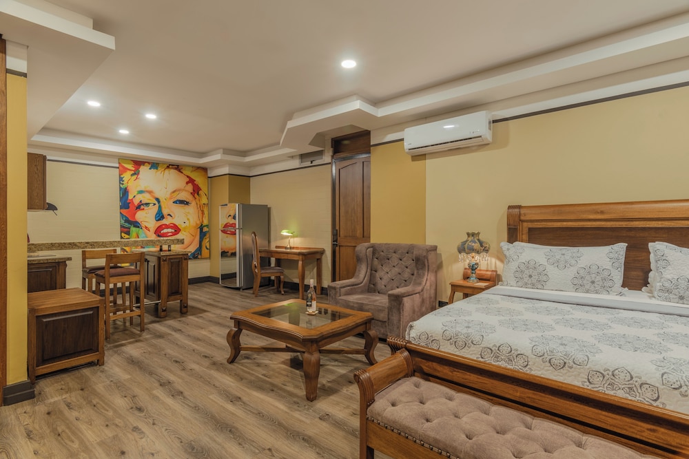 Classic, King Bed, Hotel Du Parc 4/10