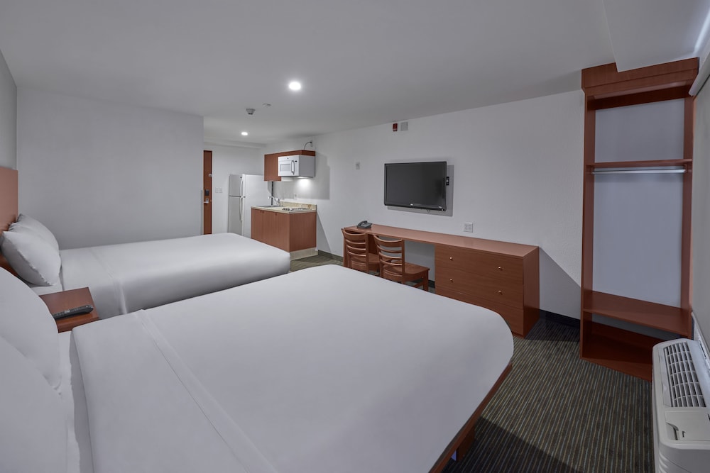 Extended Suites Monterrey Aeropuerto 24/56