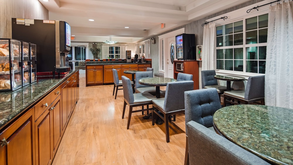 Best Western Cedar Inn & Suites 29/36
