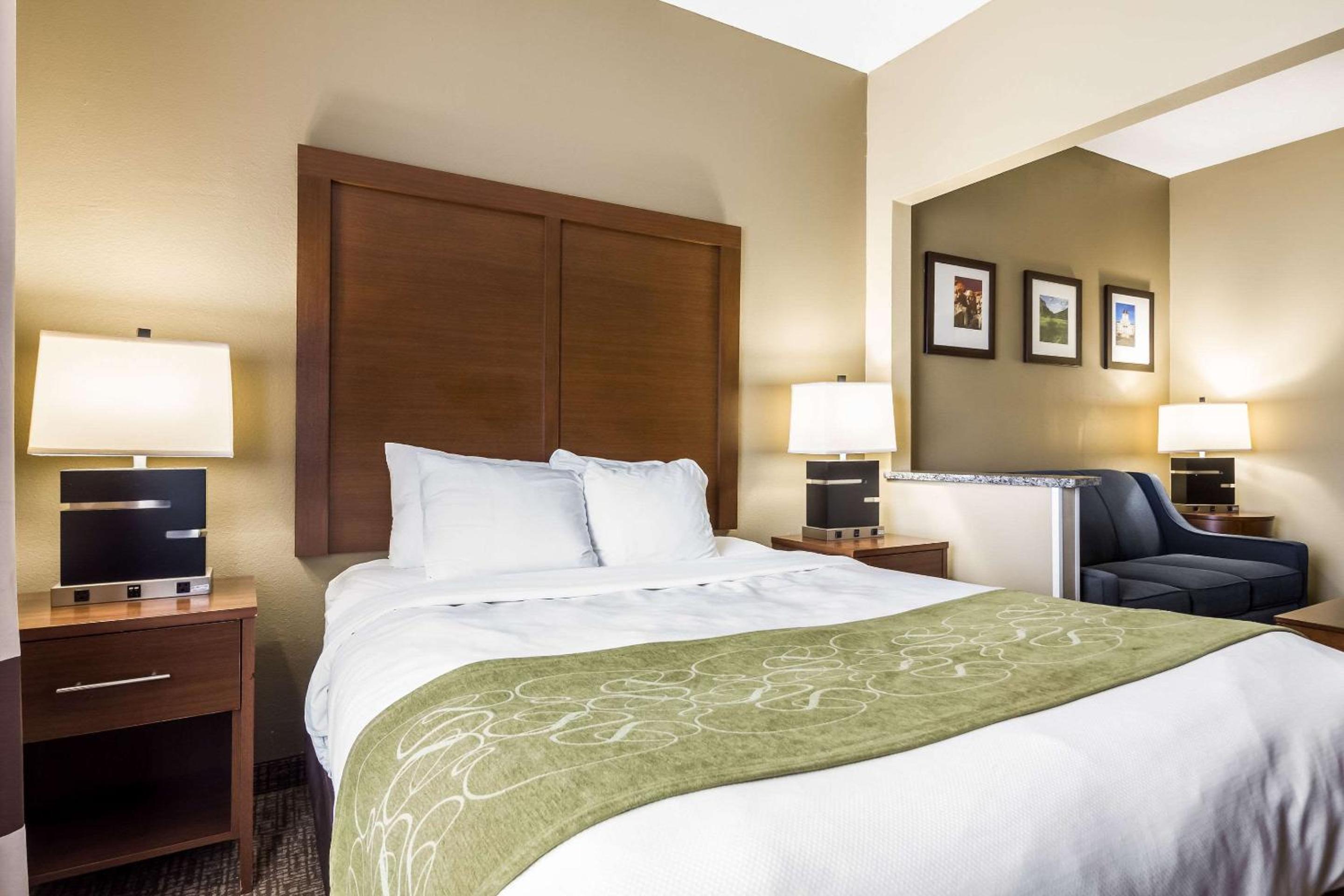 SUITE, QUEEN BED, ACCESSIBLE