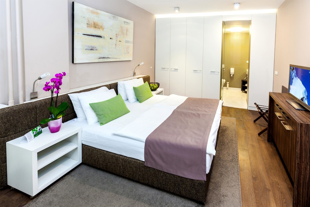 ROOM, DOUBLE BED