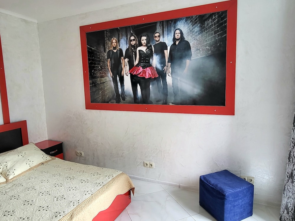 ROCK HOTEL FIRST LINE 42/80