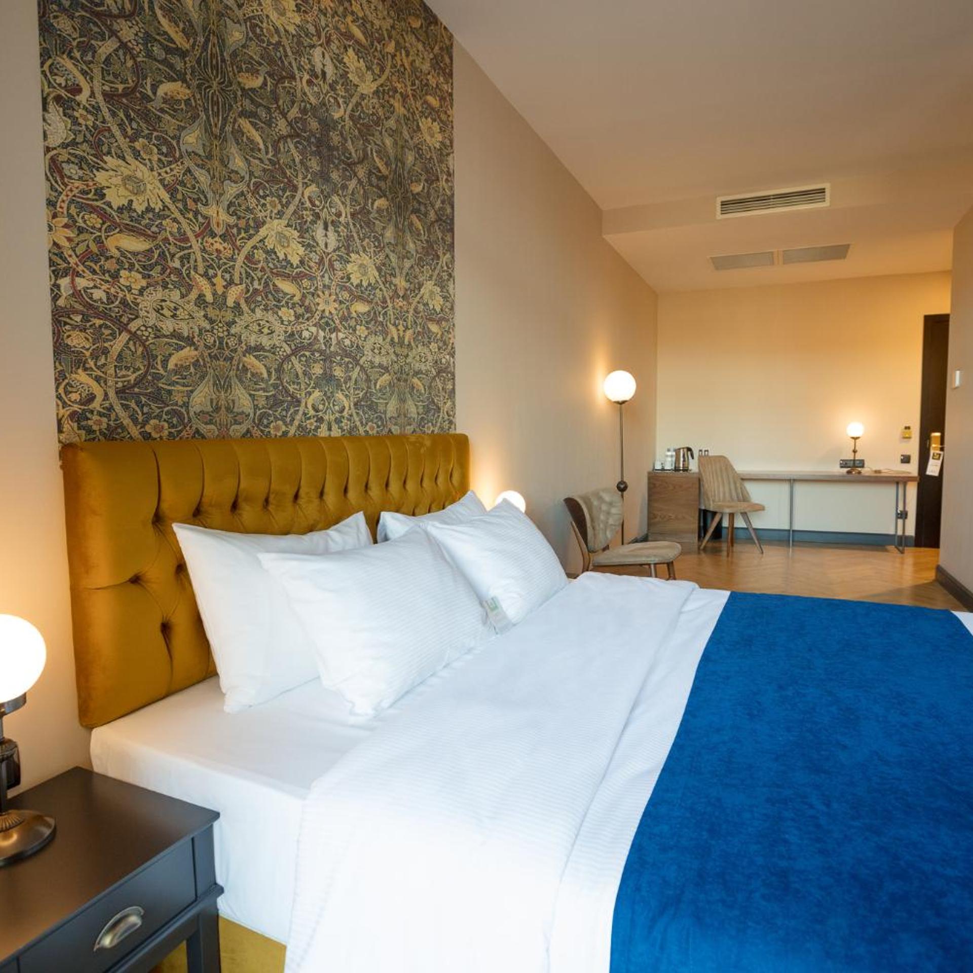 Telegraph, Double Bed