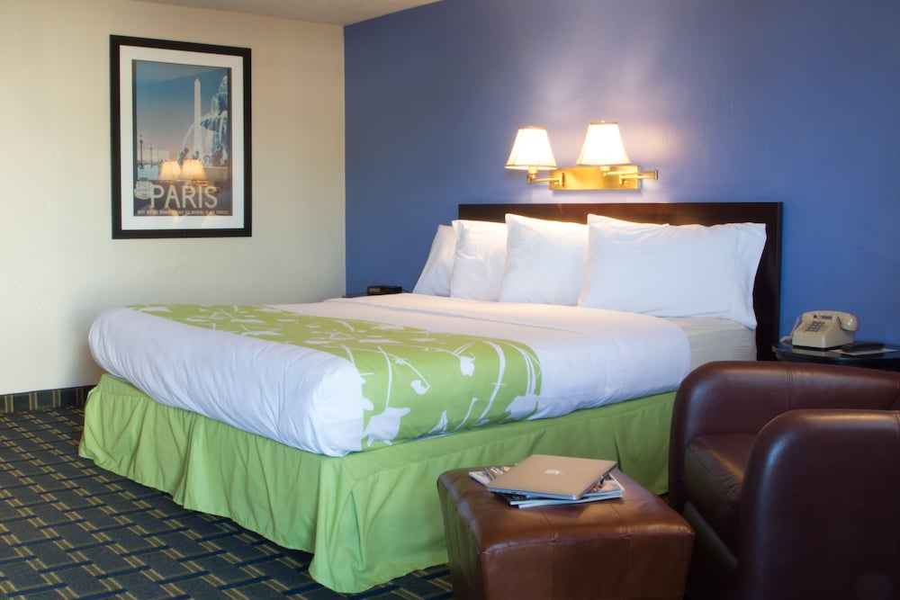Tidewater Inn 24/70
