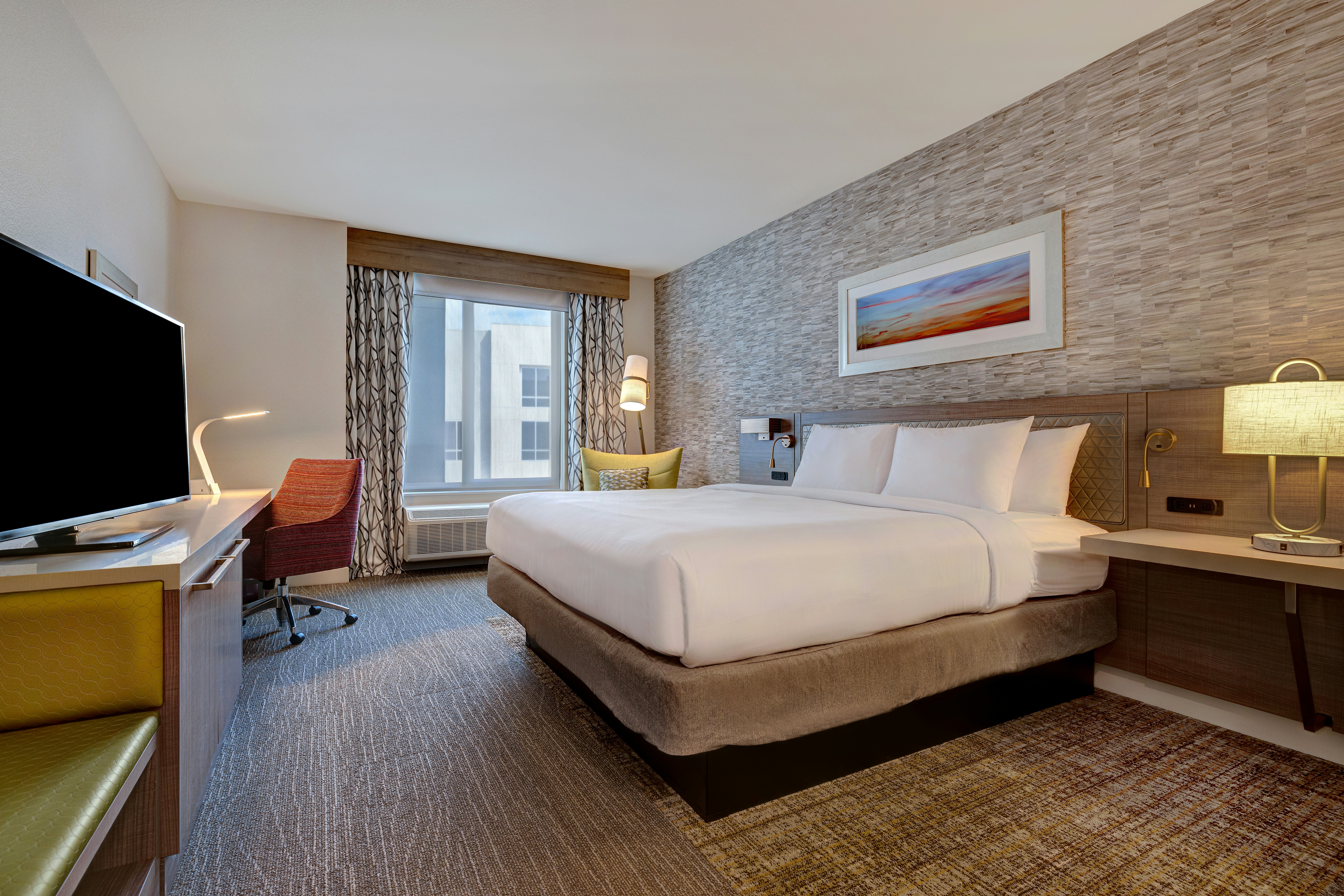 غرفة بسرير كينج بإطلالة على المسبح، Hilton Garden Inn Temecula 2/6