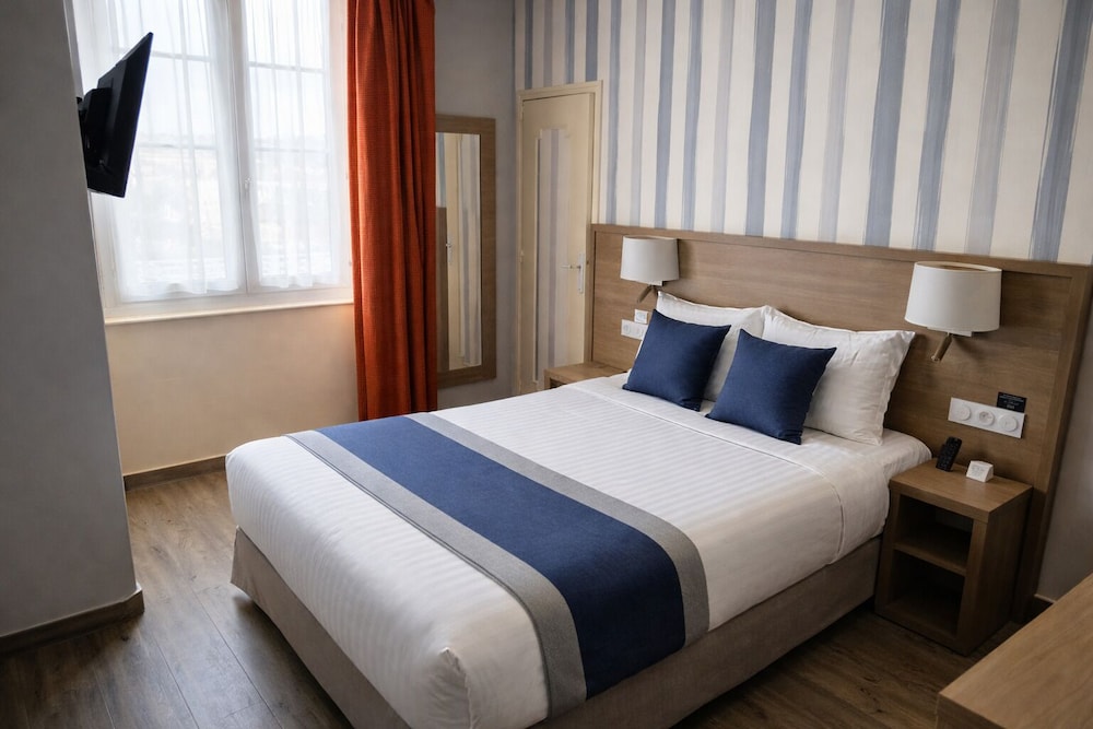 AU GRAND HOTEL 9/52