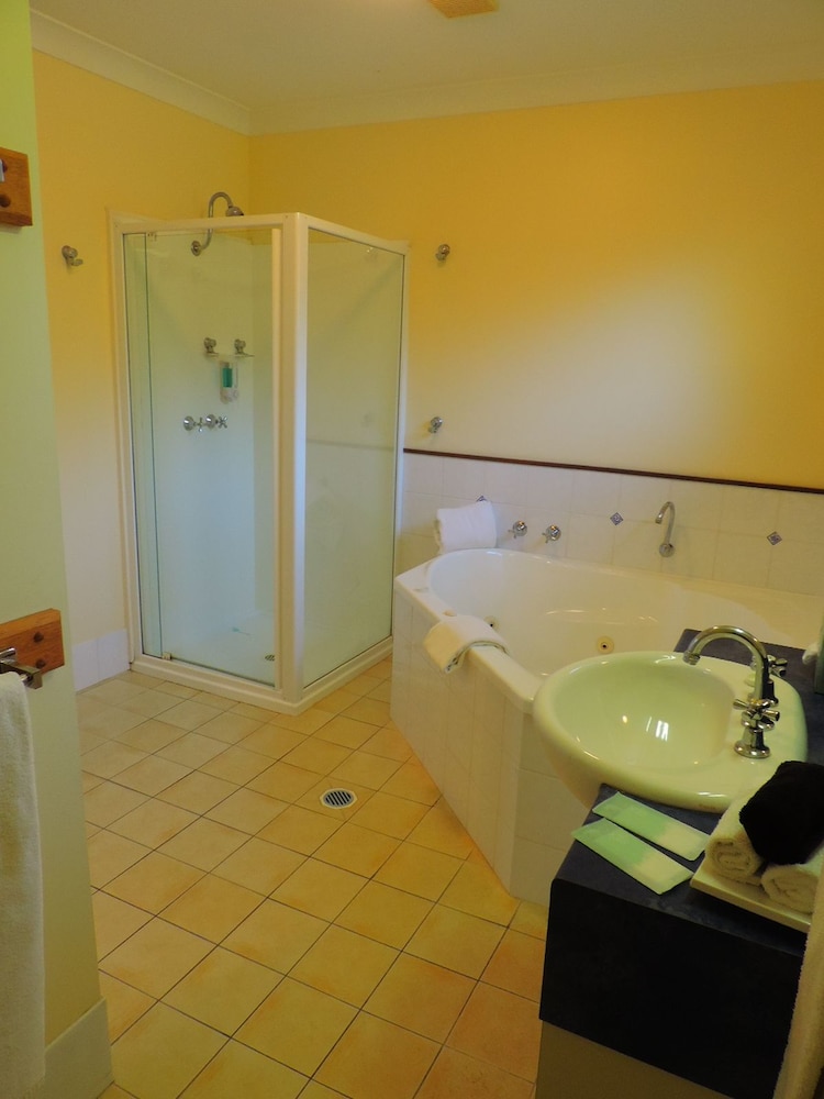 Governors Lodge Resort Hotel 67/69