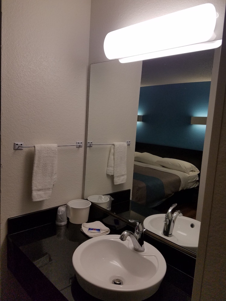 Motel6 Indianapolis, IN - Southport 45/45