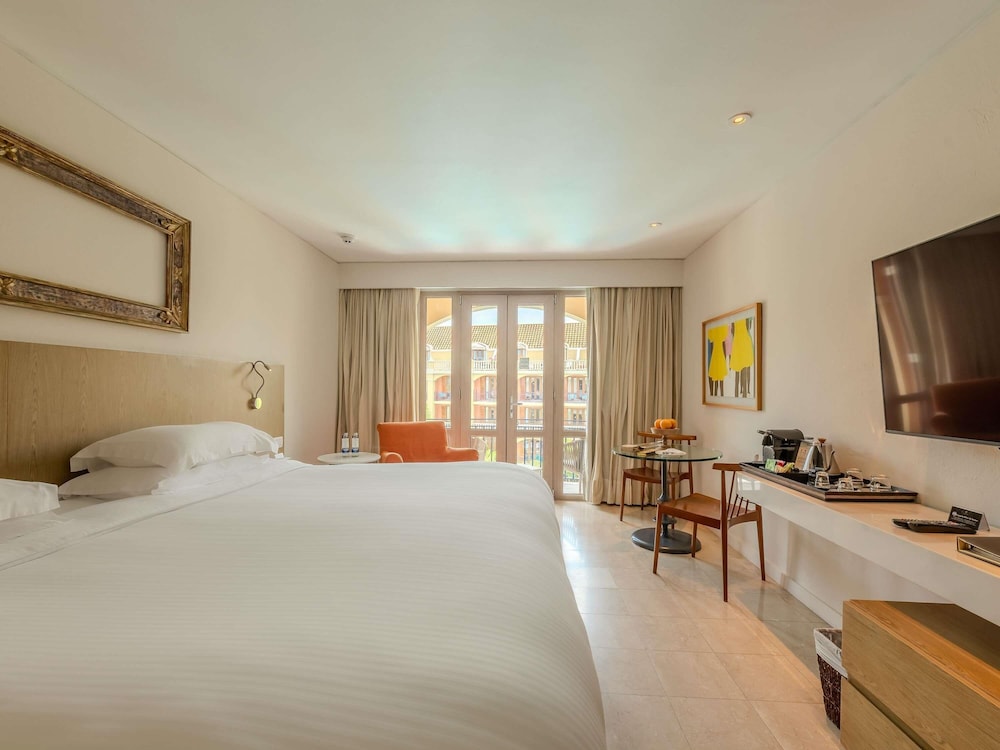 SUPERIOR, KING BED, POOL VIEW, BALCONY